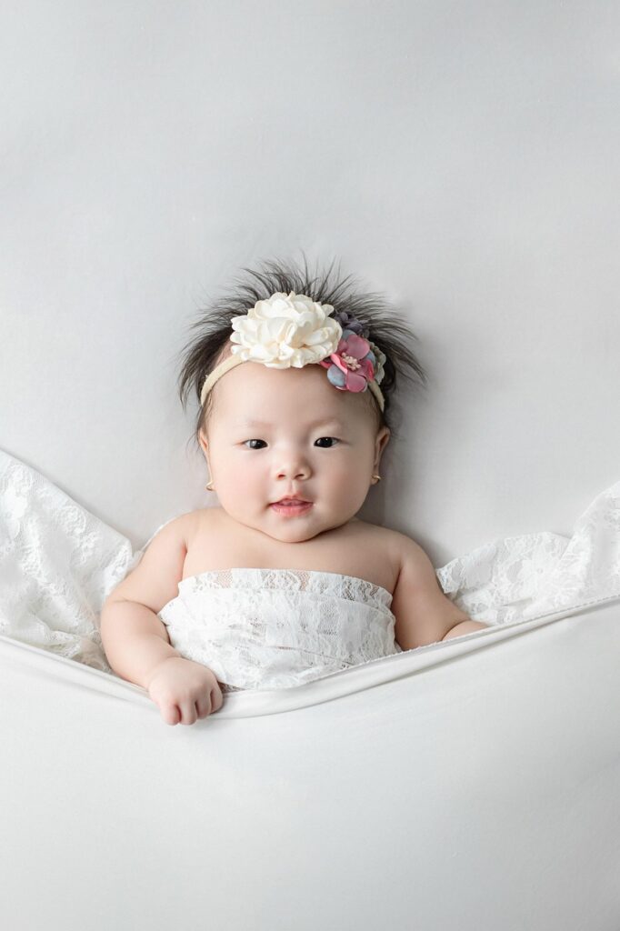 新生児フォトを楽しむ赤ちゃん